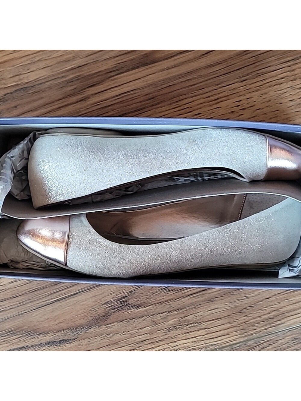 Jennifer Lopez Women's Beige and Gold Flats – Stylish Comfort for Any Occasion - Picture 7 of 9